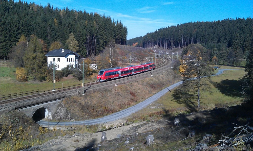 Ein ET 442 ist am 20.10.2012 als RB Saalfeld - Bamberg auf der Frankenwaldbahn unterwegs. 