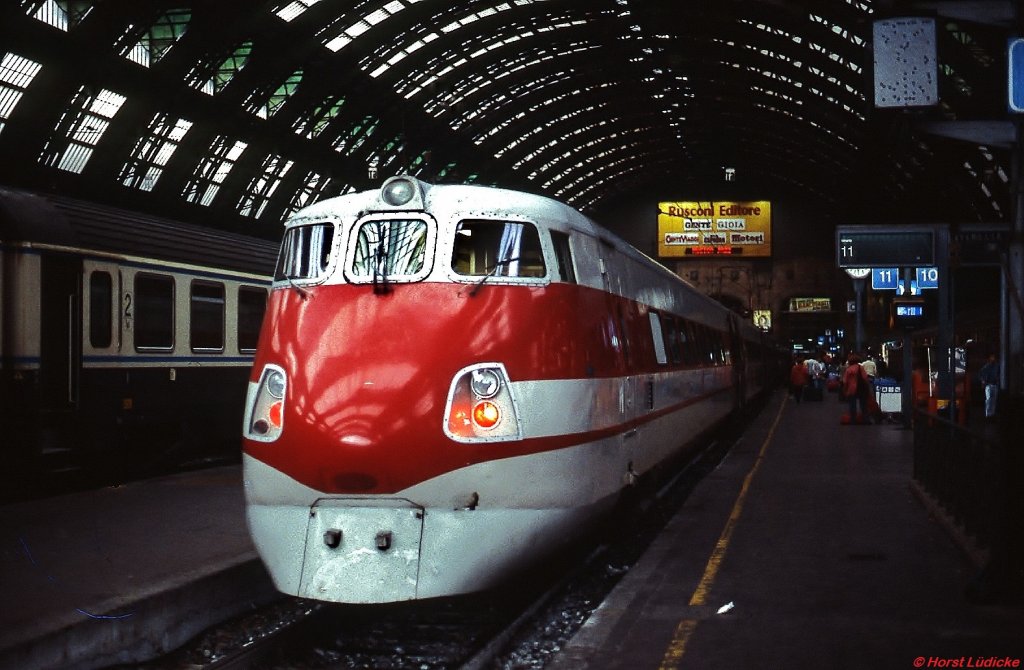 Ein ETR 450 ist im April 1996 in Milano Centrale angekommen