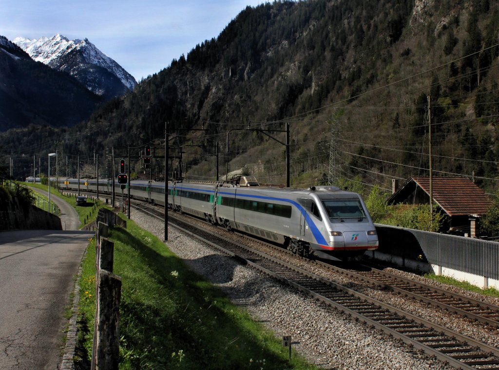 Ein ETR 470 am 25.04.2012 unterwegs bei Silenen.