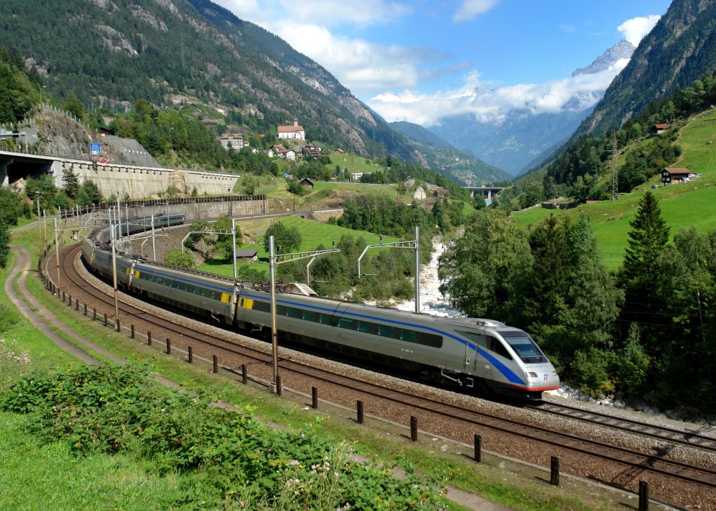 Ein ETR 470 nach Milano Centrale am 30.08.2011 unterwegs bei Wassen. 