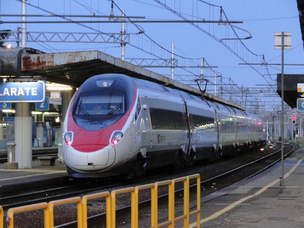 Ein ETR 610 nach Milano beim halt in Gallarate am 04.08.2011