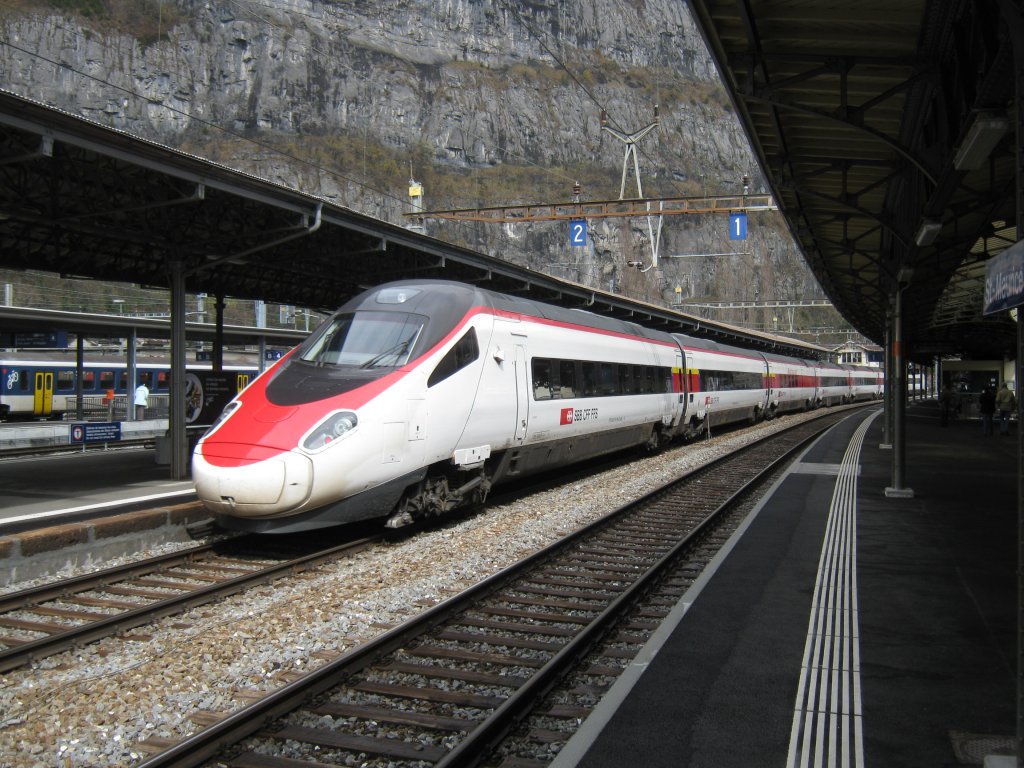 Ein ETR 610 der SBB als EC 32 in der  ICN-Lackierung  bei Durchfahrt in St-Maurice, 19.03.2011.
