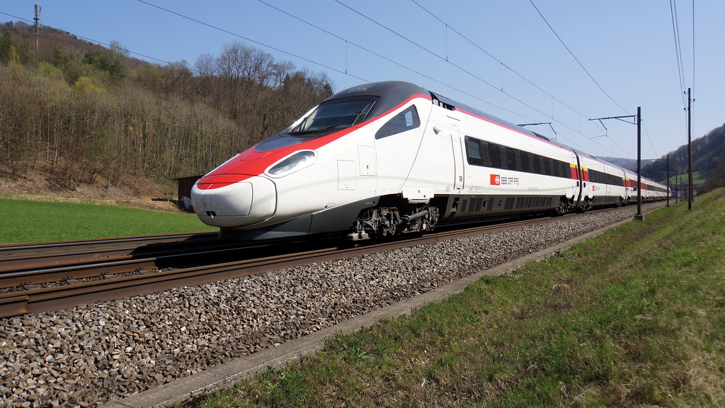 Ein ETR 610 der SBB auf der Fahrt nach Basel bei Gelterkinden am 2.4.2012. Die spitze Nase ist gewhnungsbedrftig und gefllt sicher nicht jedem Eisenbahnfreund.