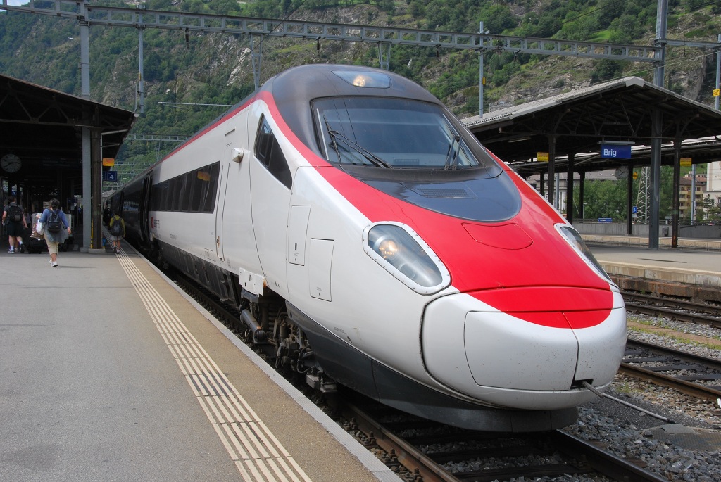 Ein ETR 610 wartet im Bahnhof von Brig auf die Abfahrt in Richtung Simplontunnel/Italien, 3. August 2011.
