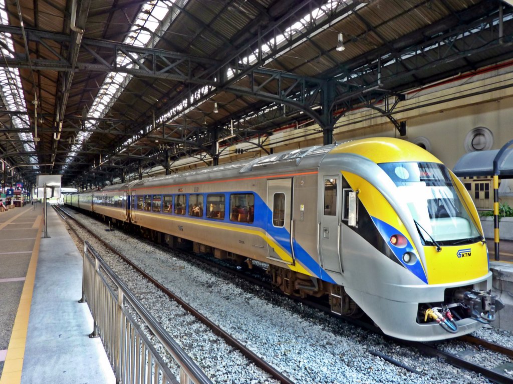 Ein ETS auf dem Weg von Ipoh nach Kuala Lumpur Sentral am 17.04.2011 im Bahnhof Kuala Lumpur.