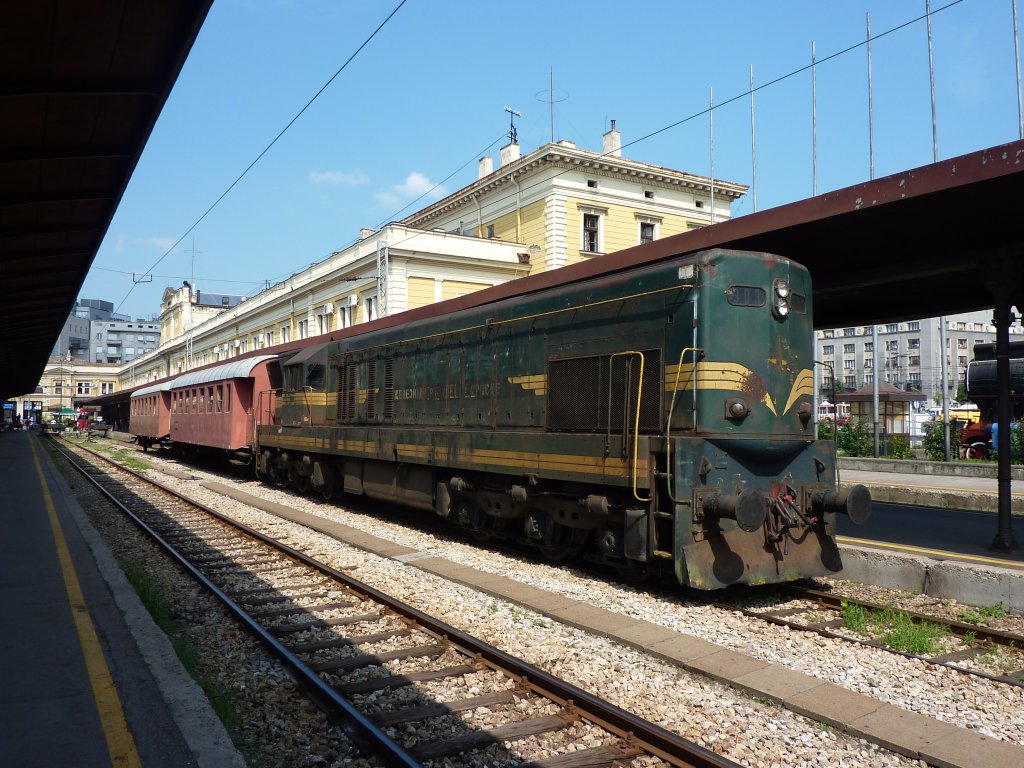 Ein etwas historisch aussehender Personenzug im Bahnhof von Belgrad am 6.8.2011.