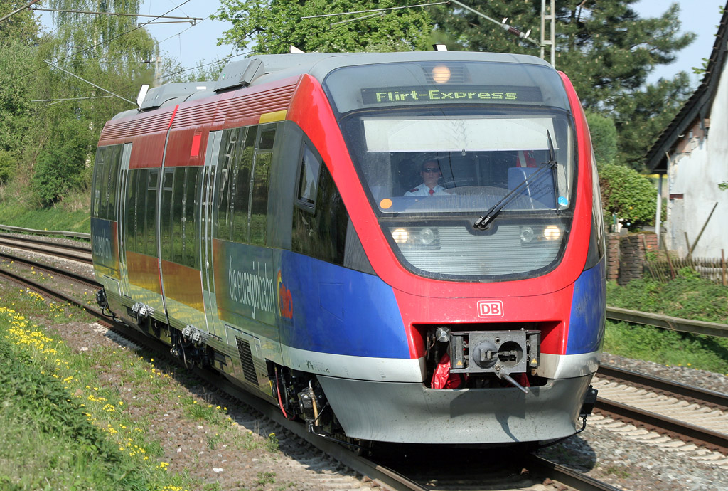 Ein Euregiobahn Talent fhrt als Flirt Express Richtung Hckelhoven Baal weiter nach Aachen am 21.04.2011