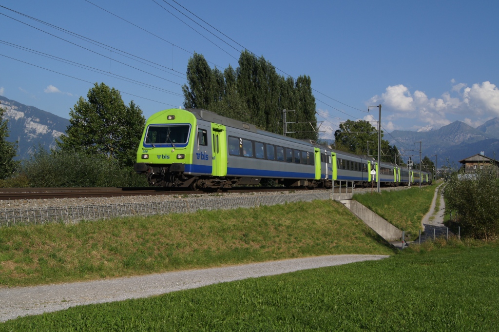 Ein EW III-Pendelzug f�hrt am 20.8.11 als RE 3546 von Spiez Richtung Einigen.