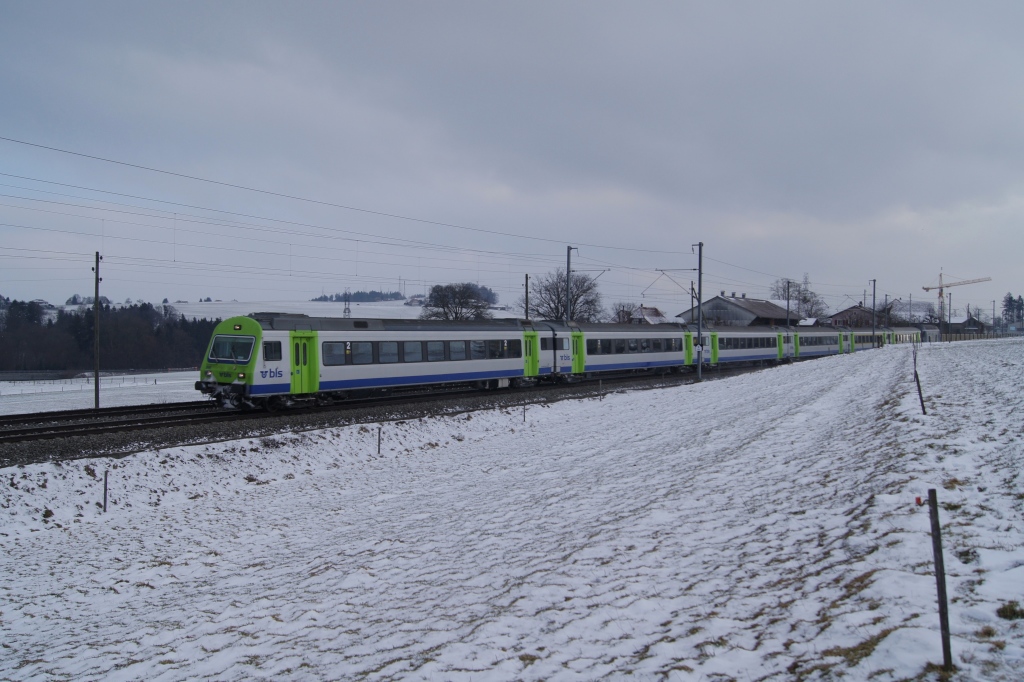 Ein EW III-Pendelzug nhert sich am 22.1.11 als RE 3628 Riedbach.