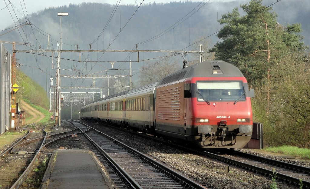 Ein EW IV-Pendel - gezogen von der Re 460 014-4  Val-du-Trient  - befindet sich am 12.04.12 auf Bergfahrt am Bzberg, hier bei Hornussen.