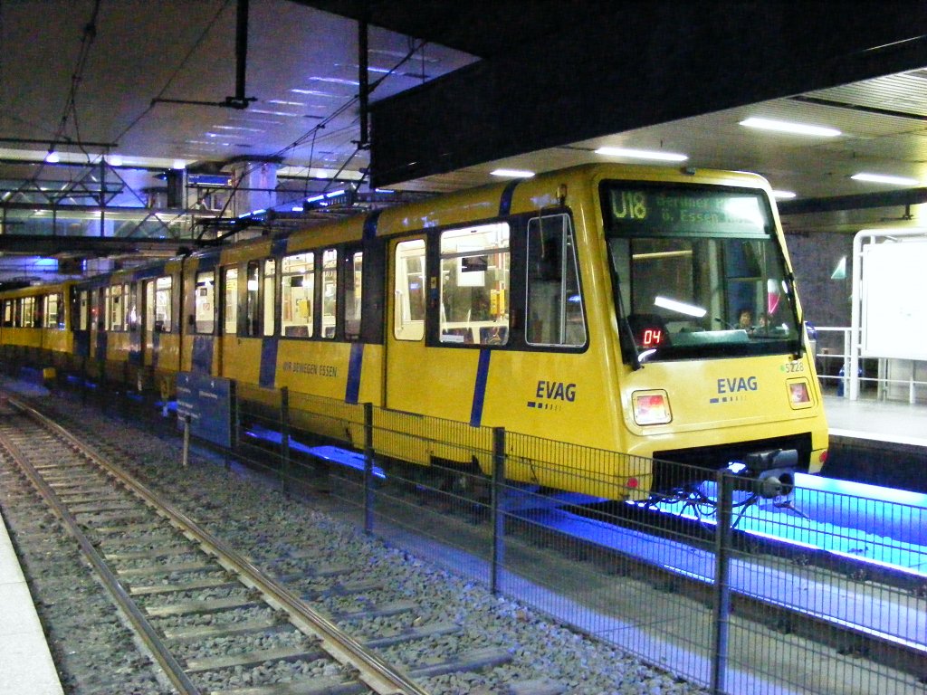 Ein ex-Londoner Docklands-Stadtbahnwagen der EVAG im U-Bahnhof Essen Hbf am 11. November 2009.