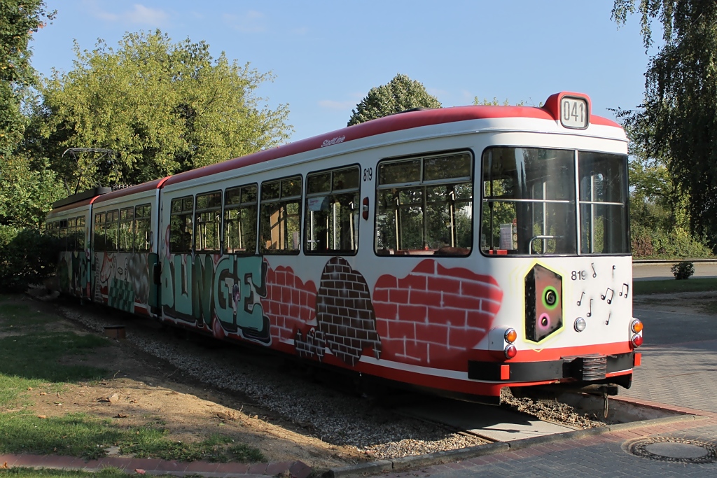 Ein Exemplar der GT8 Straenbahnwagen ist zwar nicht in Krefeld, aber dafr in St. Tnis, dem Ende der Linie 41, erhalten geblieben: als Pausenraum einer Schule. 16.9.2012