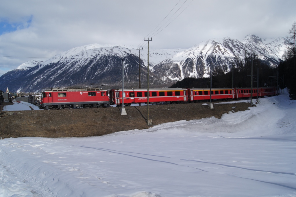 Ein Extrazug anlsslich des Engadiner Skimarathons mit der Ge 4/4 II 629 an der Spitze fhrt am 11.3.12 von St. Moritz Richtung Celerina.