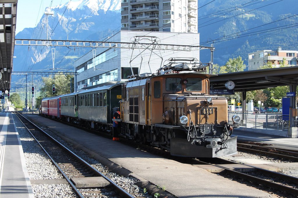 Ein Extrazug nach Preda macht sich mit Ge 6/6 I Nr.414 am 28.08.11 im Bahnhof Landquart bereit.