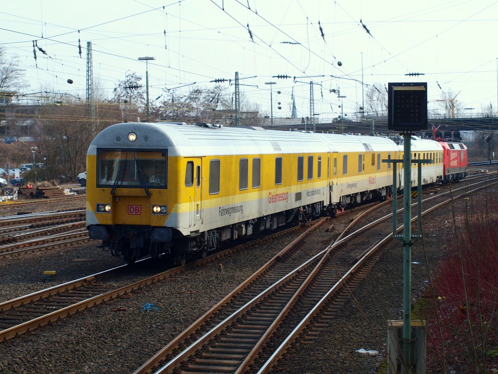 Ein Fahrwegmesszug geschoben von 120 502-0 fhrt am 17.03.2010 durch Aachen West.