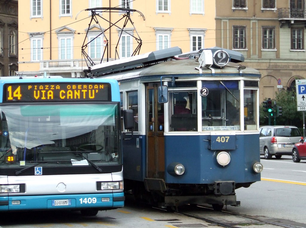 Ein Fahrzeug der Tramvia Trieste Straen-/ Standseilbahn am 30.10.2010 bei der Ankunft in der Innenstadt von Trieste.