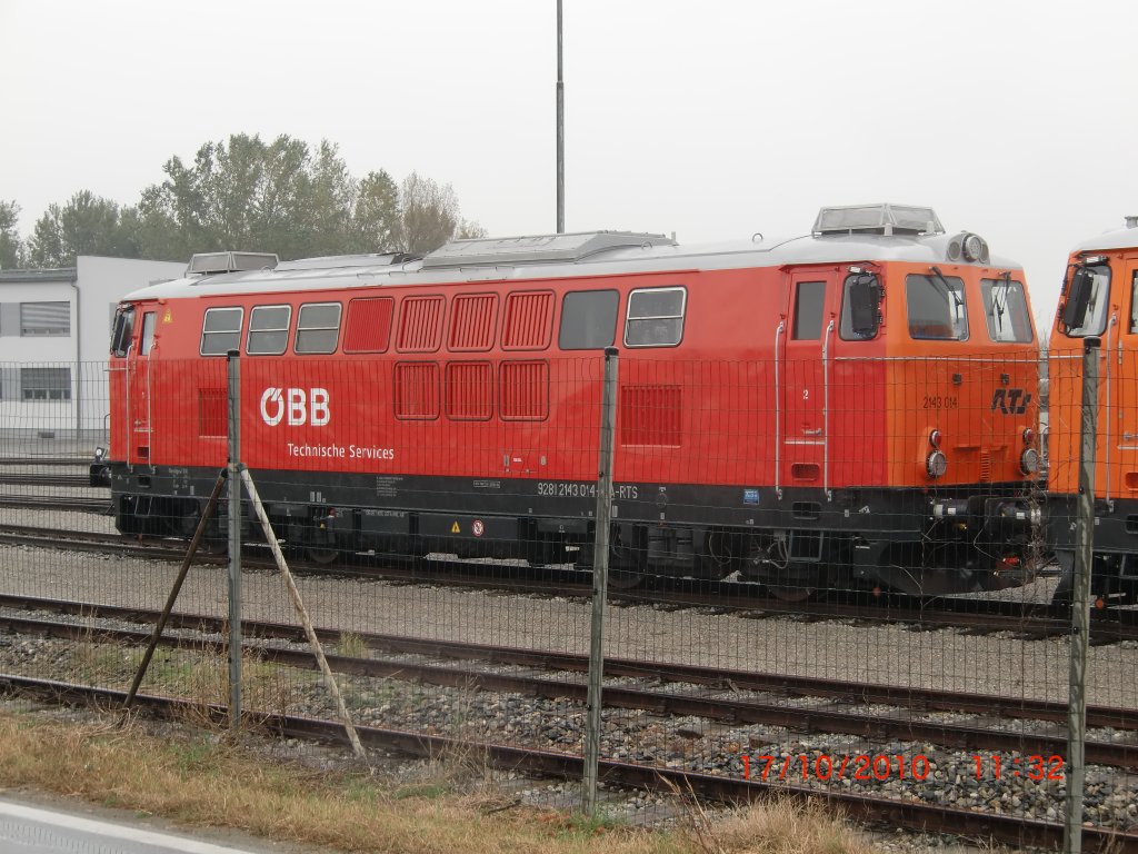 Ein Fahrzeug, ber dessen Zugehrigkeit sich trefflich streiten lt oder, frei nach Shakespeare: BB oder RTS, das ist hier die Frage! Diese Diesellok der Baureihe 2143 war am 17.10.2010 auf dem Werksgelnde der Firma Swietelsky unweit der Ortschaft Kleinneusiedl (neben dem Flughafen Wien-Schwechat) abgestellt.