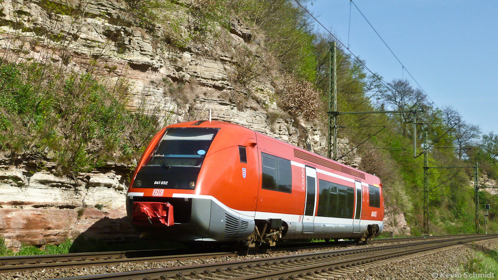 Ein Fahrzeugporträt vor der charakteristischen Buntsandstein-Kulisse bei Kahla: Bevor DB Regio den Verkehr im Dieselnetz Ostthüringen an die Erfurter Bahn abgeben musste, kamen noch einmal (nach einigen Jahren) die Walfische VT 641 auf der Strecke Jena - Pößneck (Orlatalbahn) als RB zum Einsatz. (28.04.2012)