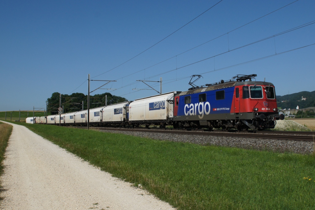 Ein fast reinrassiger Gterzug mit der Re 421 391-4 an der Spitze erreicht am 18.7.12 Niederbipp.