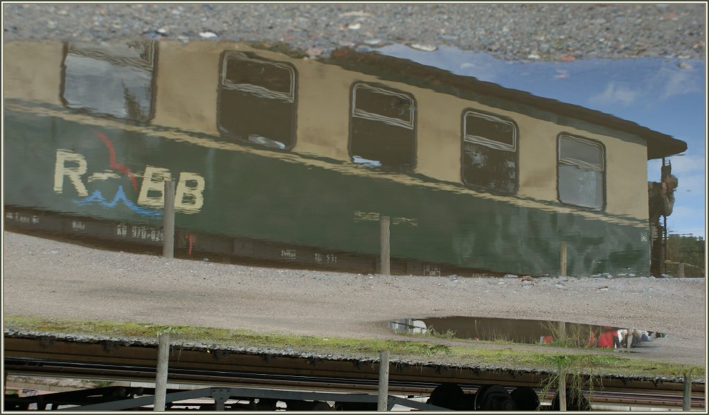 Ein Ferienvergngen im doppelten Sinn: der Rasende Roland. Fr Fotografen und Touristen. Hier nun drei Bilder der etwas anderen Art.
1. Ein Spiegelbild
(Binz, 19. Sept. 2010)