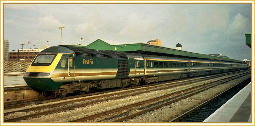 Ein  First Great Western  in der Grün/Weiss/Golden Farbgebung in Cardiff am 7. Nov. 2000.
(Analoges Foto ab CD)