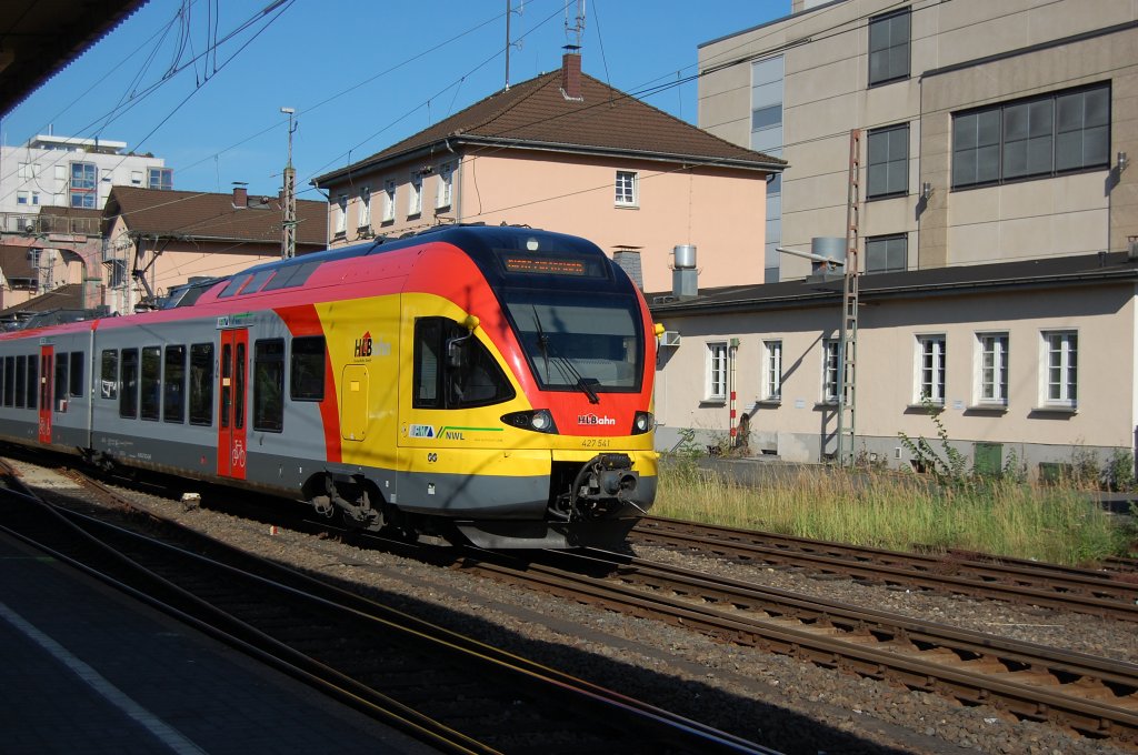 Ein FLIRT 427 541 (Flinker Leichter Inovativer Regionaltriebzug) in Siegen am Bahnhof auf Gleis 1 zur durchfahrt. Dieser FLIRT gehrt der HLB Hessenbahn GmbH. Aufgenommen am 20.08.2011 von Gleis 55 in Siegen am Bahnhof.