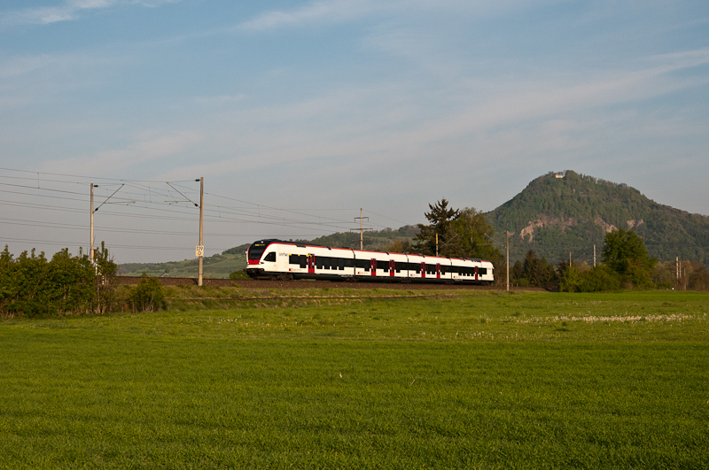 Ein FLIRT als SBB87661 (Engen - Konstanz), aufgenommen am 23. April 2011 bei Welschingen.