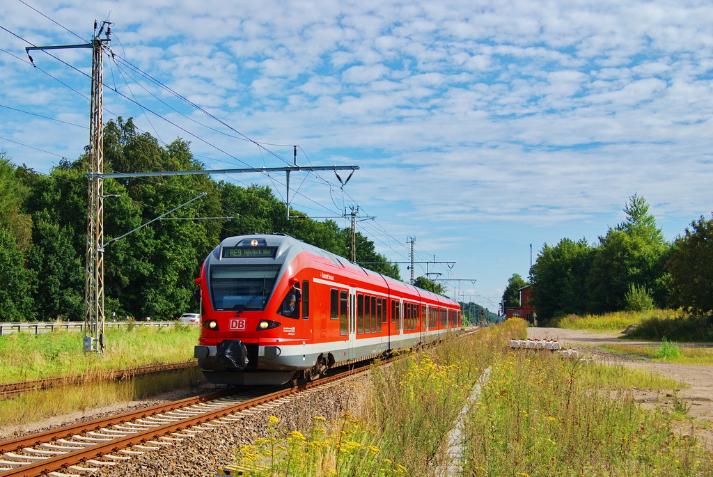 Ein Flirt (Baureihe 429) durchquert am 19.08.2009 den kleinen Ort Gelbensande. Hier befindet sich der Triebwagen gerade an der ehemaligen Ladestrae, welche bis Mitte der 1990er Jahre auch noch ber ein Ladegleis verfgt hat. 