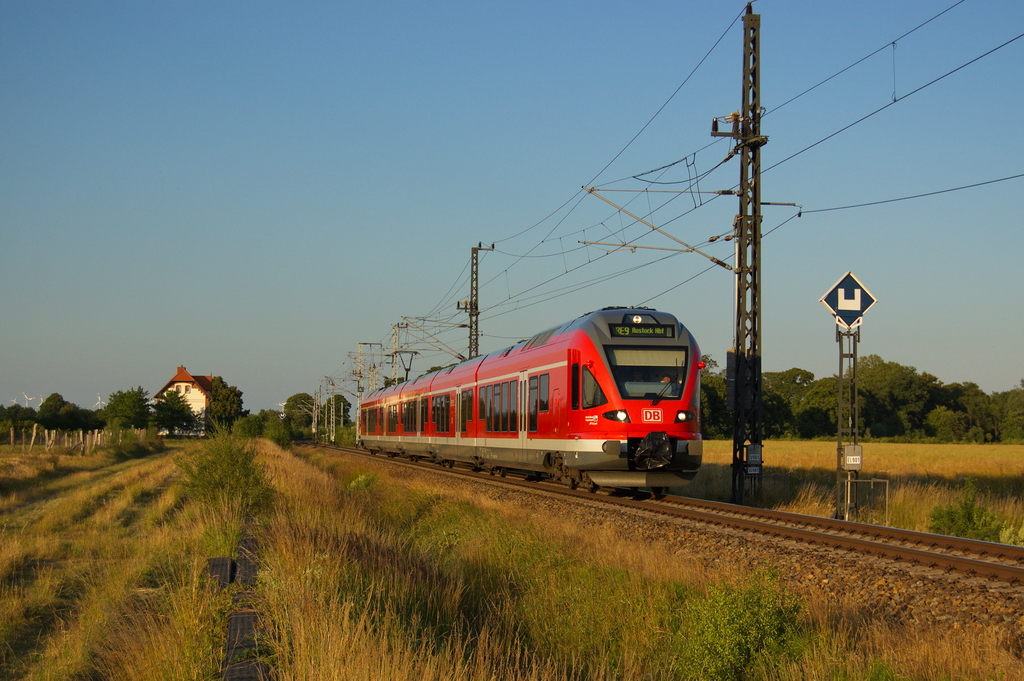 Ein Flirt (Baureihe 429) fhrt am Abend des 1. Juli 2008 gerade durch die Netztrennstelle Behrenshagen bei Damgarten. Frher befand sich hier die Grenze zwischen der Rbd Schwerin und der Rbd Greifswald. 