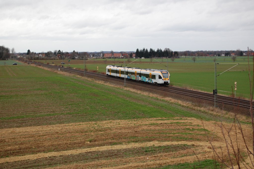 Ein Flirt (Br 428) der Eurobahn mit vielem buntem Graffiti als ERB von Paderborn HBF nach Hamm (Westf) fhrt hier bei Scharmede, kurz hinter Paderborn.