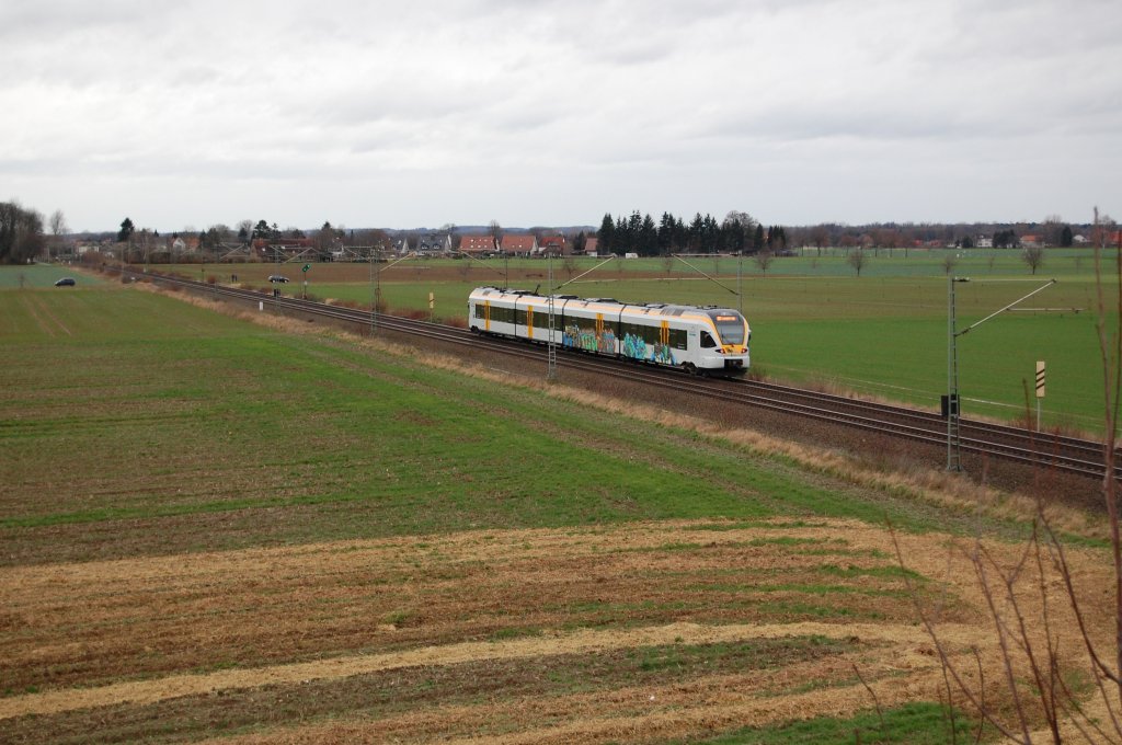 Ein Flirt (Br 428) der Eurobahn mit vielem buntem Graffiti als ERB von Paderborn HBF nach Hamm (Westf) fhrt hier bei Scharmede, kurz hinter Paderborn.