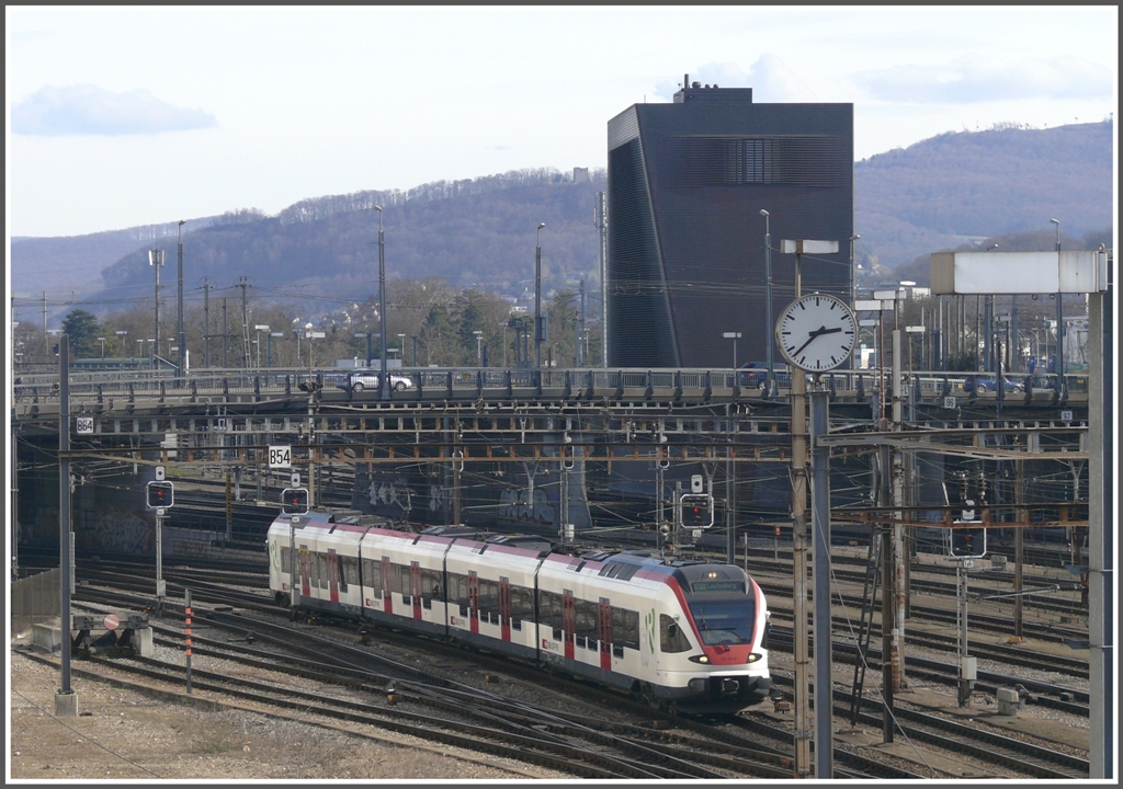 Ein Flirt der BR 521 passiert das Stellwerk von Herzog&De Meuron in Basel SBB. (01.03.2010)