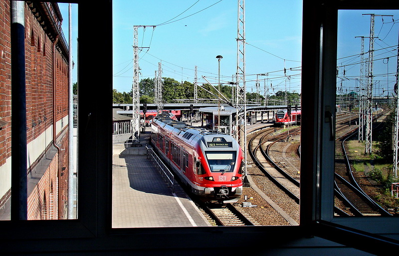 Ein Flirt fhrt in Richtung Rostock.  - kleiner Blick auf den Hbf Stralsund.