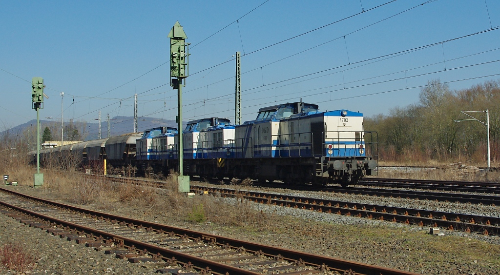 Ein flotter Dreier: Die D&D Loks 1702, 1404 und 1401 bespannten am 26.02.2011 diesen Umleiter-Getreidezug in Richtung Sden. Aufgenommen in Eschwege West.