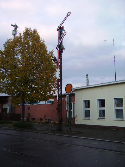 Ein Flgelsignal steht am 03.10.08 in Hanau Nord 