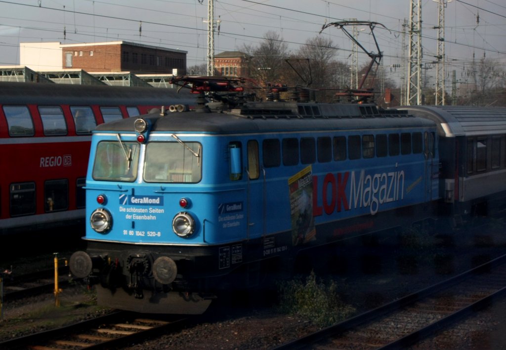 Ein Foto aus der Bahn. Die 1042 520-6 am 20.11.2010 in Kln Bbf abgestellt.