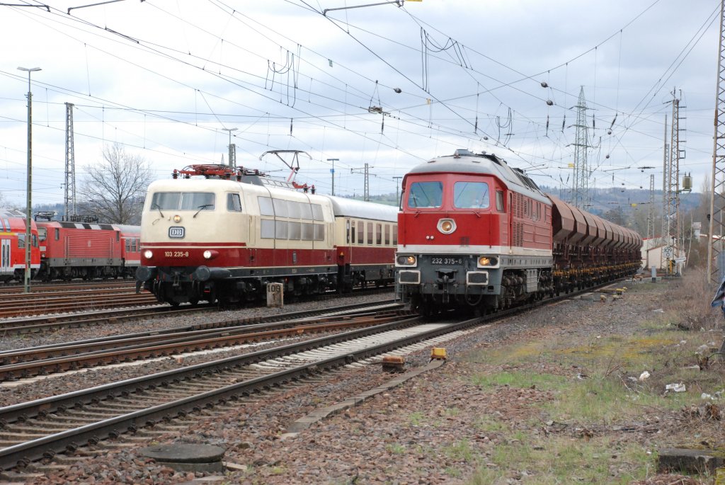 Ein Foto-Scheingterzug mit 232 375-6 fhrt am TEE mit der 103 235-8 im Abstellbereich des Trierer Bahnhofs vorbei. Bild entstand am 3.04.2010 beim Dampfspektakel.