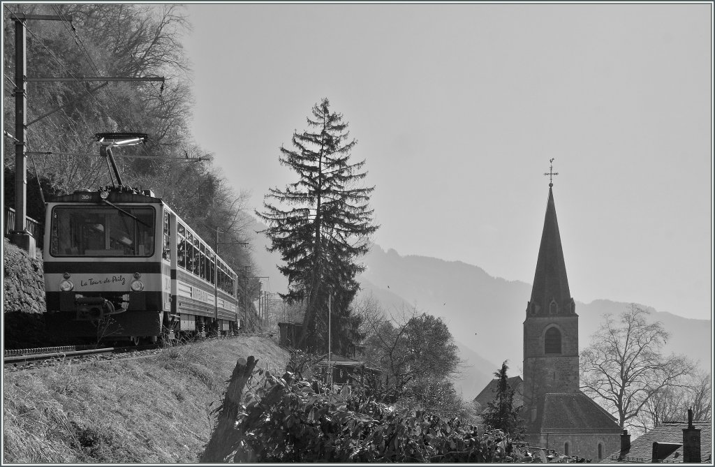 Ein Fotostelle, die es lohnt, sie bei besserem Licht nochmals aufzusuchen: Ein Rochers de Naye Triebzug BDeh 4/8 304  La Tour de Peilz  auf der Bergfahrt. Rechts im Bild die Kirche von Montreux, welche auch das Wappen der Stadt ziert.
15. März 2012