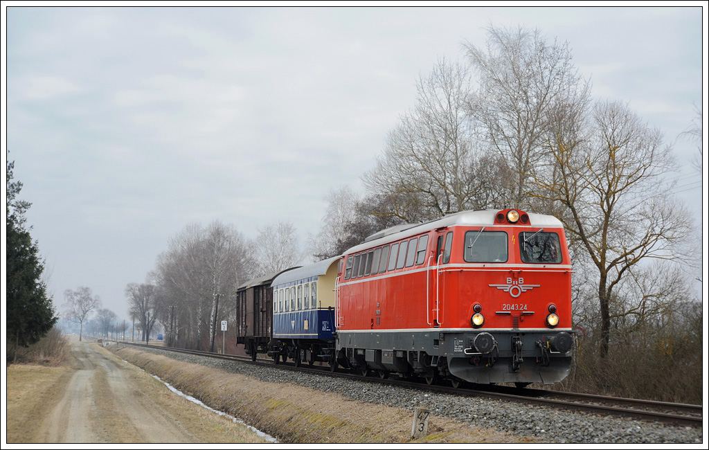 Ein Fototag neigt sich dem Ende zu. 2043.24 mit dem Foto GmP SGAG 95663 von Oberwart nach Friedberg am 26.2.2011 zwischen Oberwart und Riedlingsdorf aufgenommen. Auch von mir einen herzlichen Dank an den Veranstalter und den Leuten, die diese Fahrt m�glich gemacht haben. War wieder einmal ein netter Tag mit netten Fotokollegen, welcher reibungslos �ber die B�hne gegangen ist.
