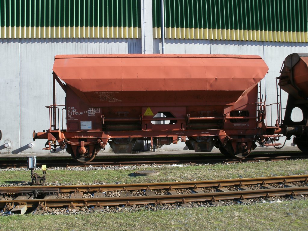 Ein franzssischer Tds-Wagen am 12.Februar 2011 im Stralsunder Nordhafen.Aufnahme durch den Zaun. 