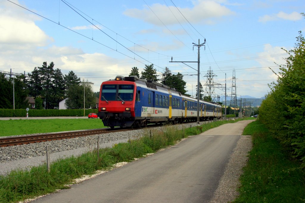 Ein  fremder  NPZ mit REV-Logos ist am 19.8.2010 bei Bassecourt unterwegs in Richtung Delle. 