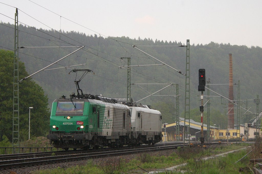 Ein FRETchen und ein Hermelin (E37 528) sind am 29.04.'11 bei strmendem Regen im Elbtal nahe Knigstein unterwegs