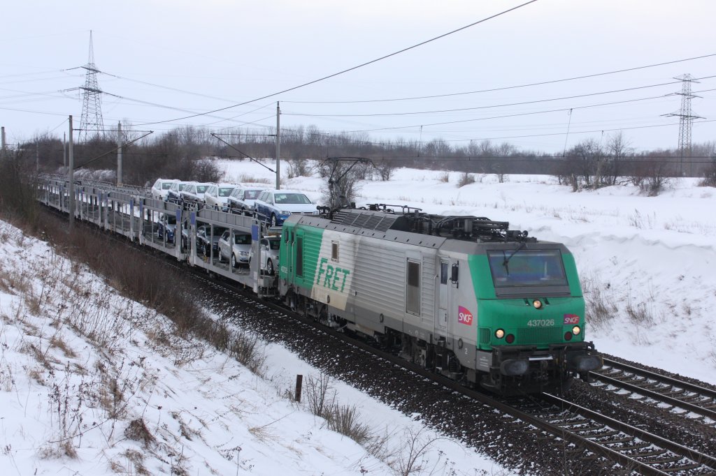 Ein FRETchen mit der Nummer 437026 auf dem Weg in Richtung Magdeburg mit einem Ganzzug Autotransportwagen. Fotografiert am 13.02.2010. 