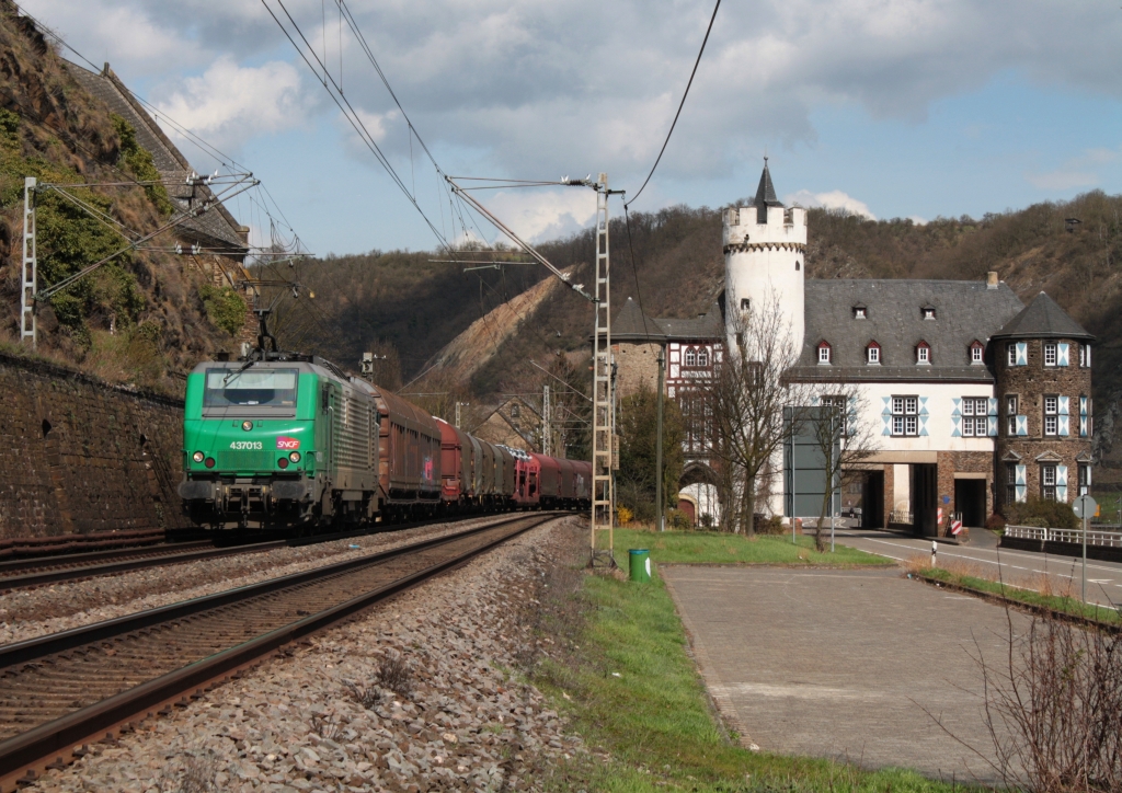 Ein Frettchen passiert am 2.4.2010 mit einem Gterzug das Schloss Gondorf im Moseltal.
