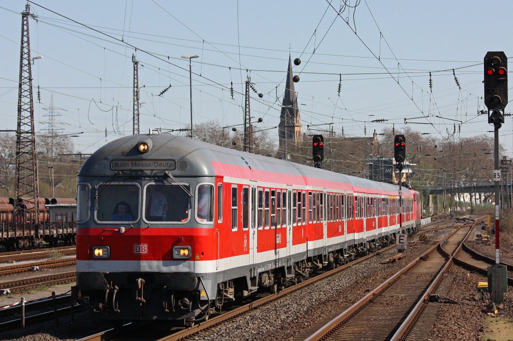 Ein Fu�ballsonderzug von Dortmund nach K�ln wurde am 25.3.12 von der 110 493 durch M�lheim-Styrum geschoben.