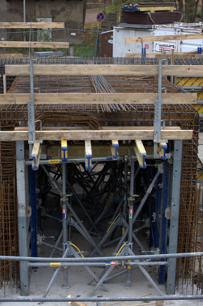 Ein Fu�g�ngerdurchla� entsteht als  Zugang zum neuen, noch zu erbauenden S-Bahnsteig Radebeul Weintraube . 10.11.12   14:43 Uhr  aufgenommen.
Standort des Fotografen auf dem Interimsbahnsteig.