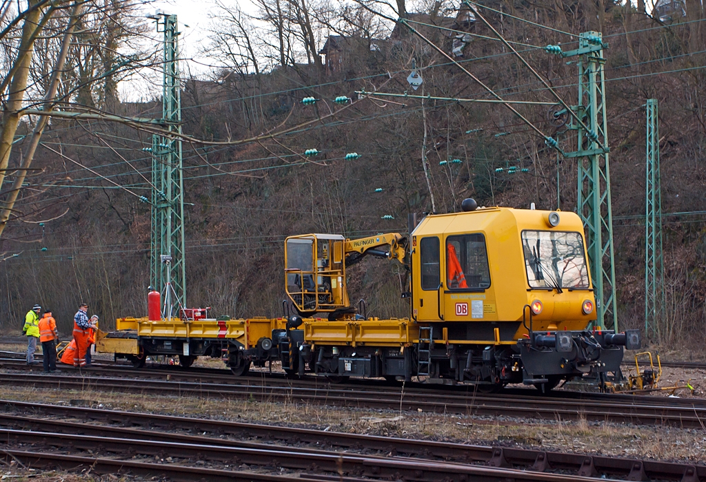 Ein GAF 100 R/A (Schweres Nebenfahrzeug 97 17 52 005 18-3) mit einem Gleiskraftwagenanh�nger Kla 01 der DB Netz AG, am 26.03.2013 in Betzdorf (Sieg), beim Arbeitseinsatz.

Das Gleisarbeitsfahrzeuge  GAF 100 R/A ist ein Nebenfahrzeug das von der Firma GBM Gleisbaumechanik Brandenburg/H. GmbH gebaut wurde. Mit ihm k�nnen Personen (zur Mitfahrt sind 6 Personen zugelassen), Material und Ausr�stungen bef�rdert werden k�nnen.  Zudem hat es einen Palfinger 9001A Kran.

Der Antrieb des zweiachsigen Fahrzeuges erfolgt von einem 6 Zylinder, wassergek�hlten MAM D 0826 LOH 07 Dieselmotor mit 169 kW (230 PS) Leistung �ber Lastschaltwendegetriebe auf die Radsatzgetriebe. 

Weitere Technische Daten:
Achsfolge: B
L�nge �ber Puffer: 8.080 mm
H�chstgeschwindigkeit: 100 km/h
Eigengewicht: 17 t
