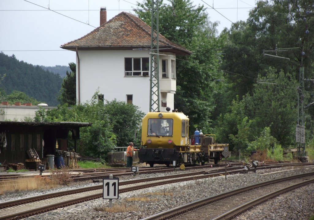 Ein GAF 100 rangiert am 18. Juli 2011 vom Rodachtalbahngleis kommend in den sdlichen Abstellbereich des Kronacher Bahnhofes.