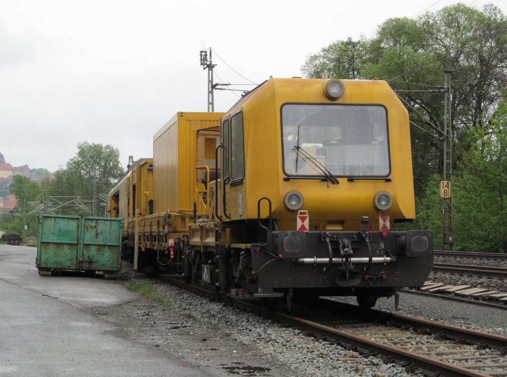 Ein GAF 100 und eine Schienenfrse stehen am 5. Mai 2012 im Anschlussgleis des Kronacher Minerallwerkes abgestellt.
