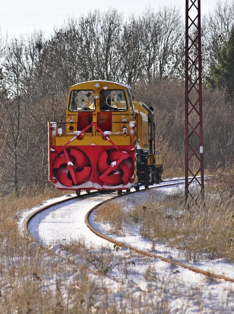 ein GAF bringt die Schneefr�se vom Umspannwerk in den Bf Stralsund am 01.12.2010 - sollte es doch Winter werden